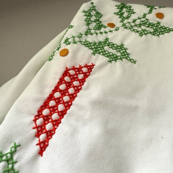 Vintage Oval Tablecloth 9 Napkins Scalloped Cross-Stitched Christmas Holiday - Picture 8 of 16